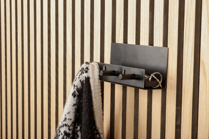 Hylle m/knagger til akustikkpanel svart